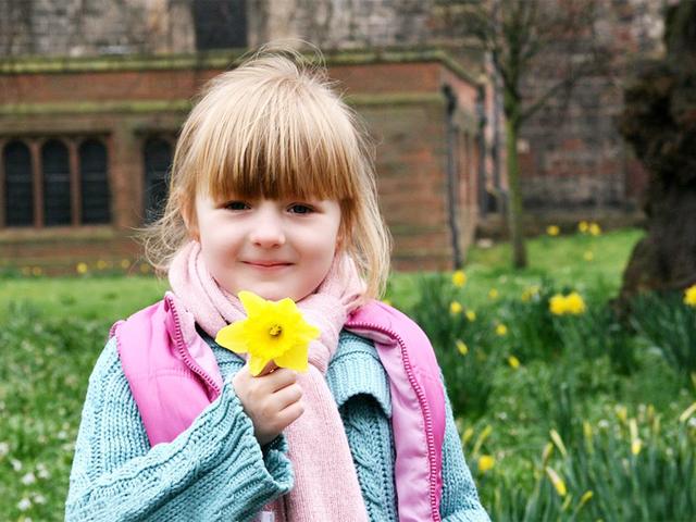 姐姐给弟弟穿裤子,4岁小姐姐给弟弟穿鞋