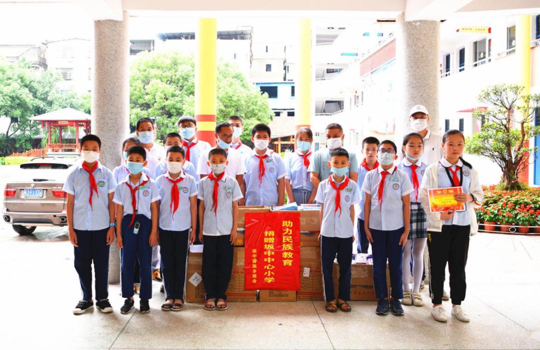 到村儿童之家开展爱心捐赠活动,六一爱心捐赠送温暖