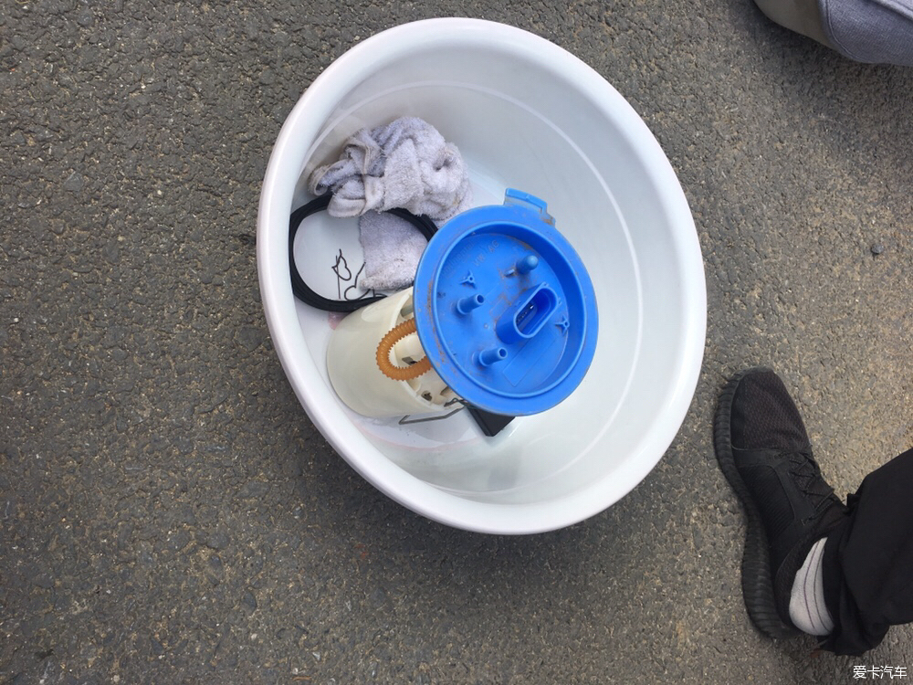 更换内置汽油滤芯油位很重,更换汽油内置滤芯把油用完吗