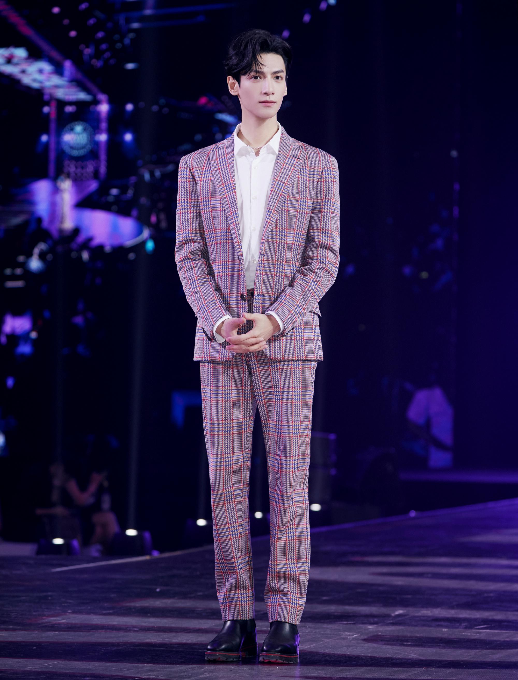 罗云熙何以笙箫默穿西装,罗云熙白衣现代古风西装