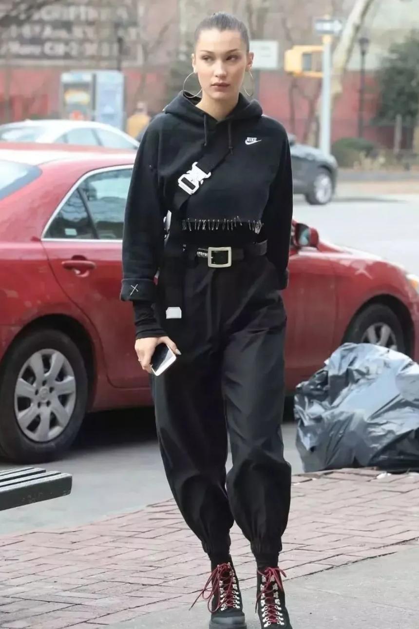 冬季显瘦裤子配靴子,现在还流行打底裤配靴子吗