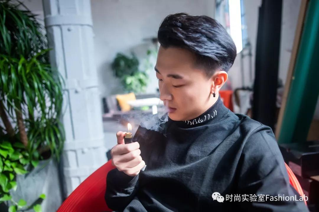 无论他多有钱都会拿走你的打火机,不管你的朋友多有钱都会拿打火机