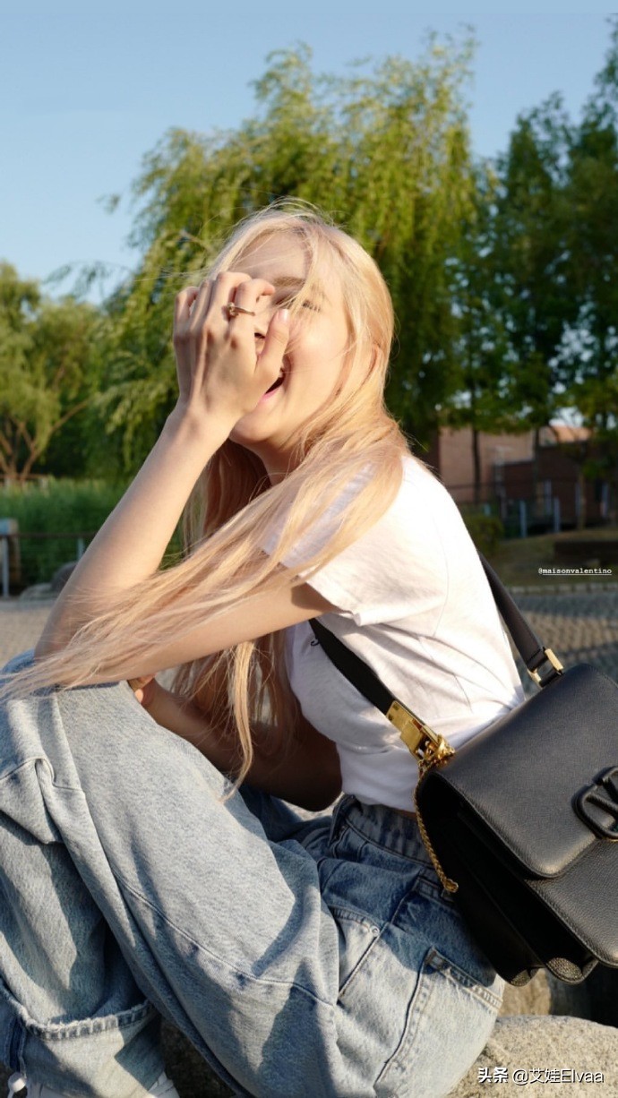 朴彩英牛仔裤扭胯惊呆成员,朴彩英穿搭破500万