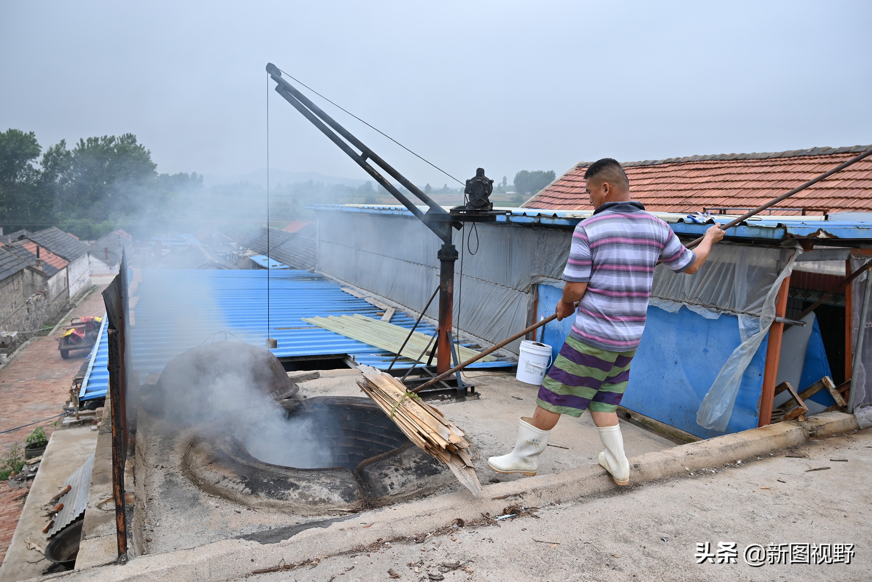 猪价下跌,夫妻“烤全猪”停烤2年后开烤,200斤烤肉出炉就卖光
