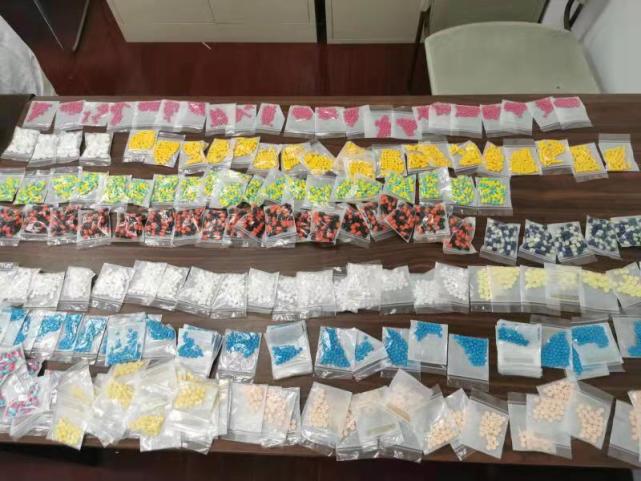 卖减肥药被外省警察带走,网红直播带减肥货被警察带走