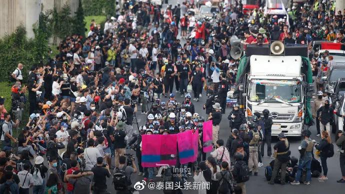 泰国皇家卫队也成为*会集**者的*威示**目标了