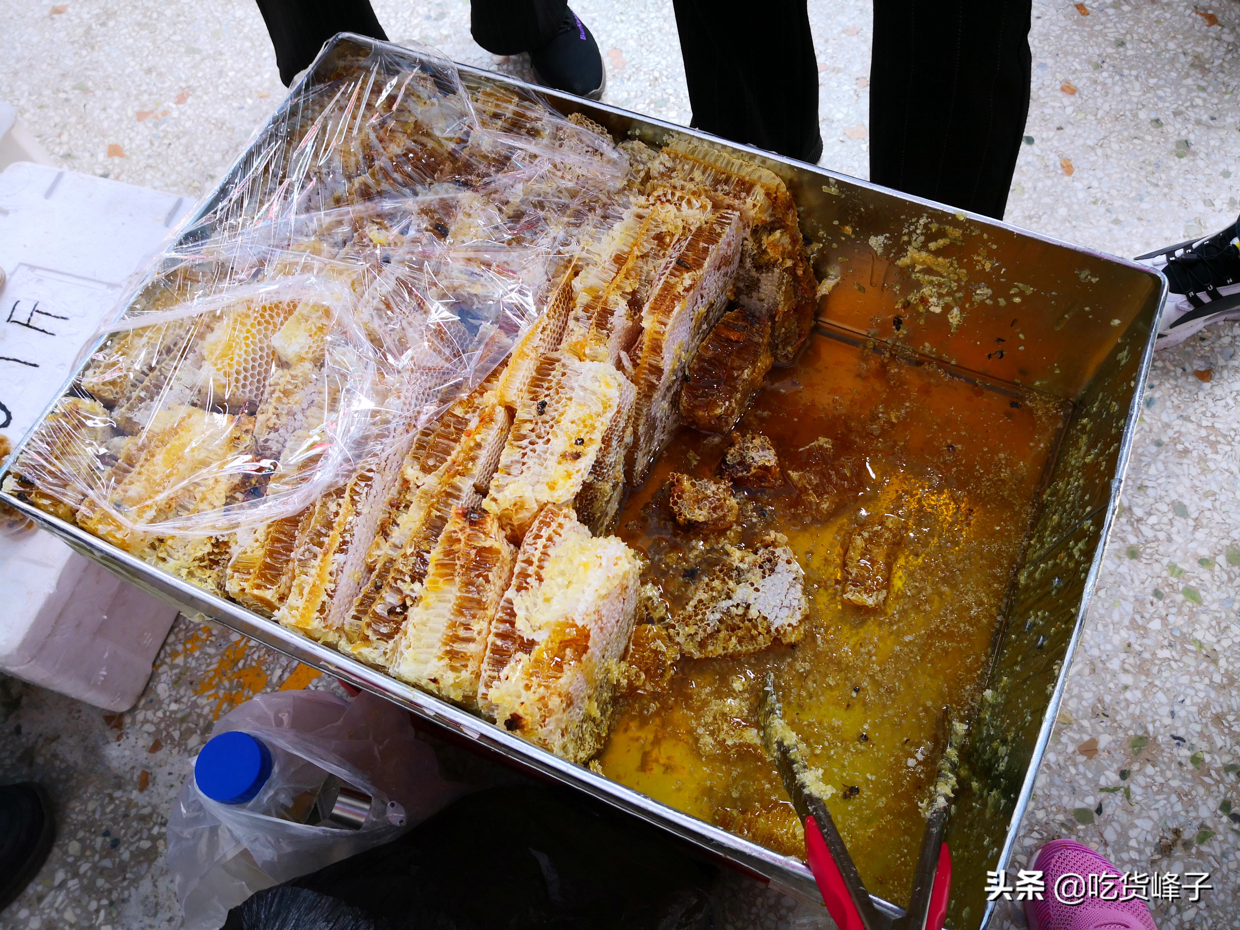 83岁老人在大集上摆摊卖稀罕物,早市70元一斤稀罕物