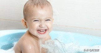 每次洗澡宝宝都要跟着怎么办,孩子每次洗澡起来都哭闹怎么回事