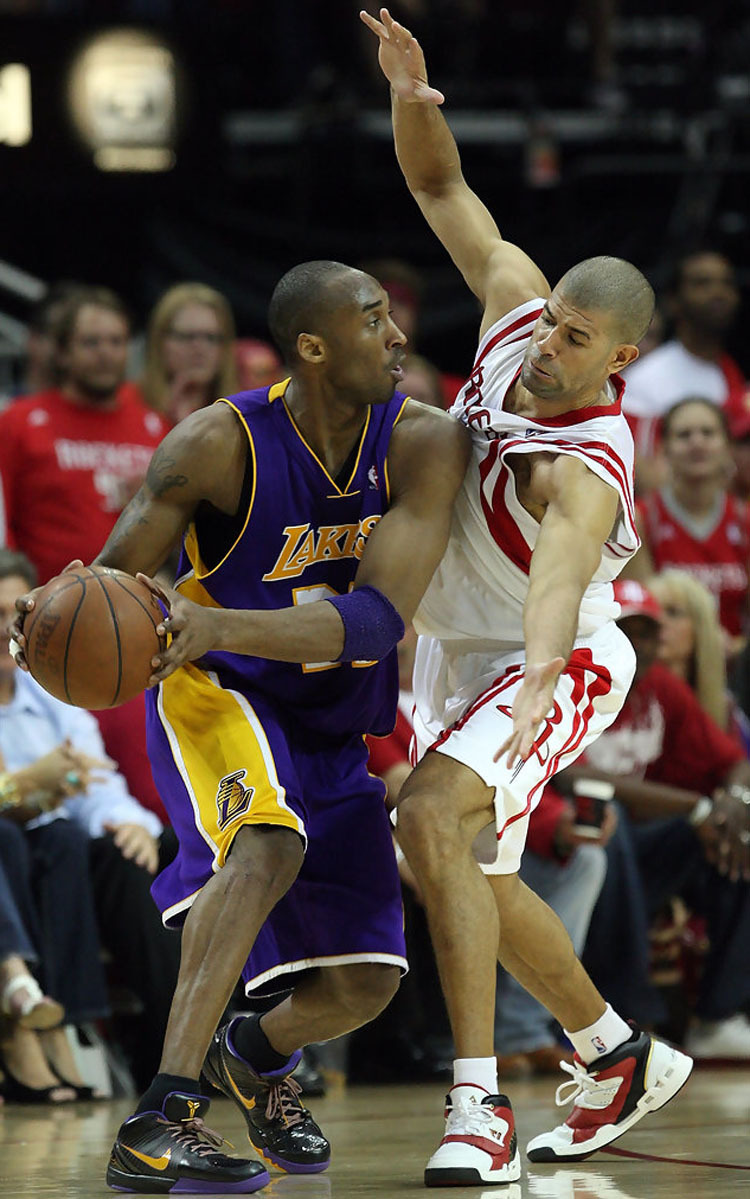 科比zk4季后赛上脚的照片,科比zk4紫金真假对比