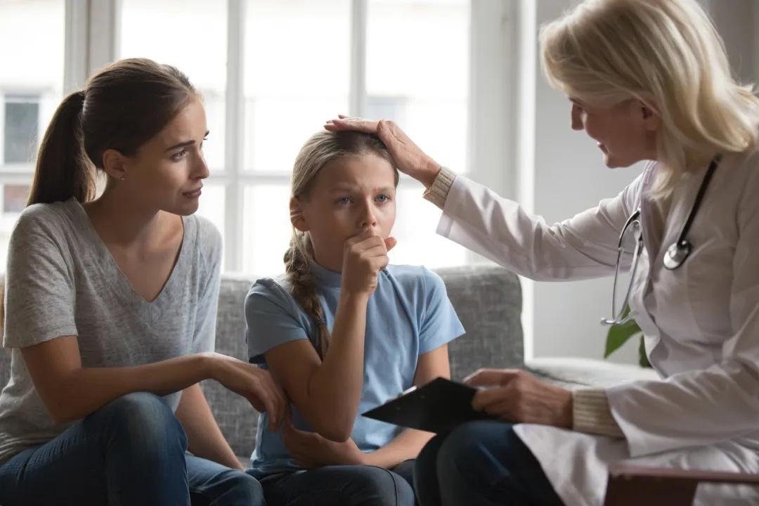 孩子总是眨眼抽动症怎么干预,孩子眨眼睛皱鼻子就是抽动症吗