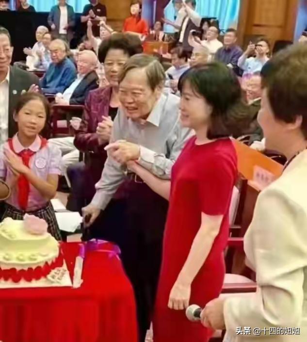 杨振宁孙女与翁帆父亲最新消息,杨振宁儿女和翁帆的合照