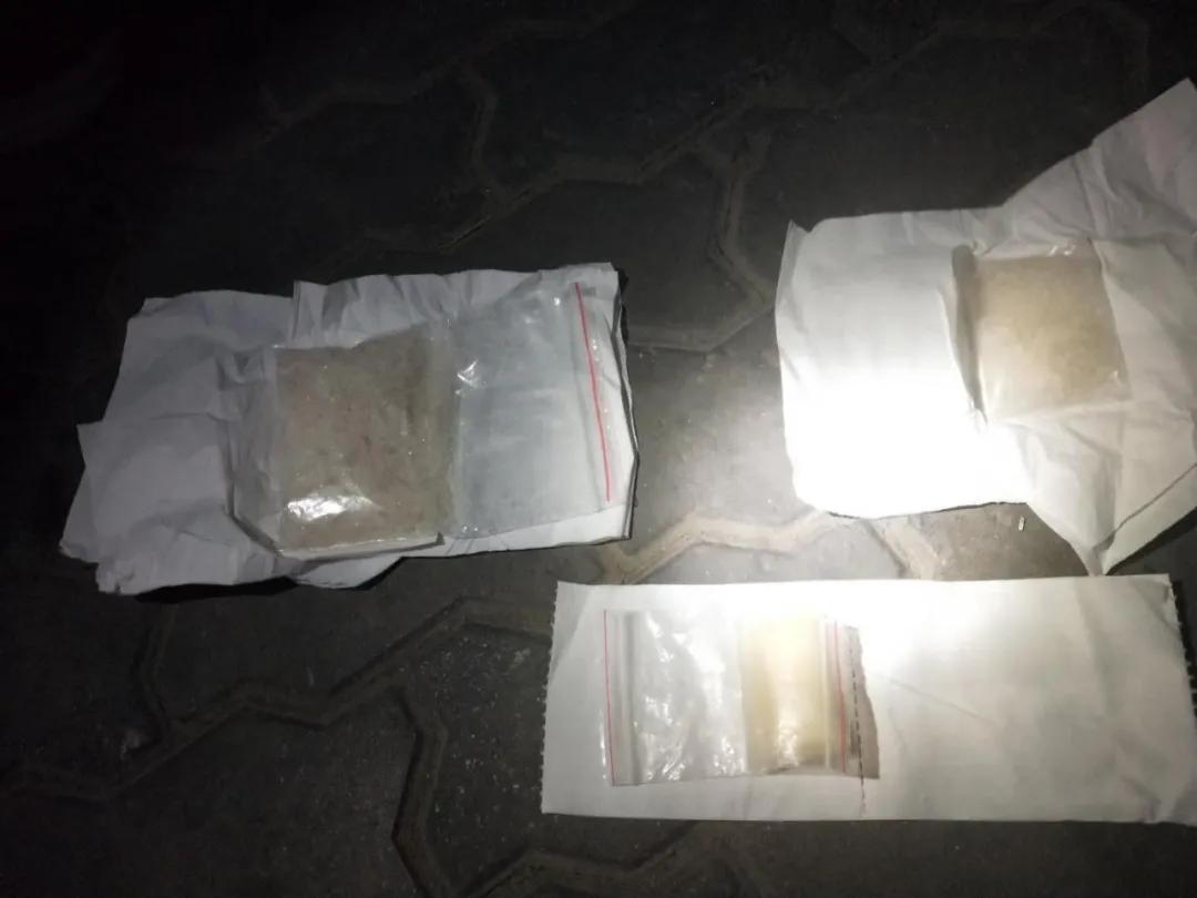 视频直击：警花抓捕女毒贩，千里追击擒主犯，方便面盒内藏端倪