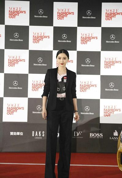 范冰冰生图精修差别大!穿西装裙暴露真实腰围,易胖体质可太难了