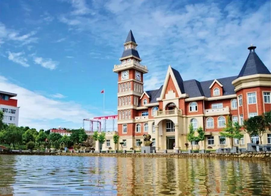 四川汽车职业技术学院汽车实训,成都汽车职业技术学校研学基地