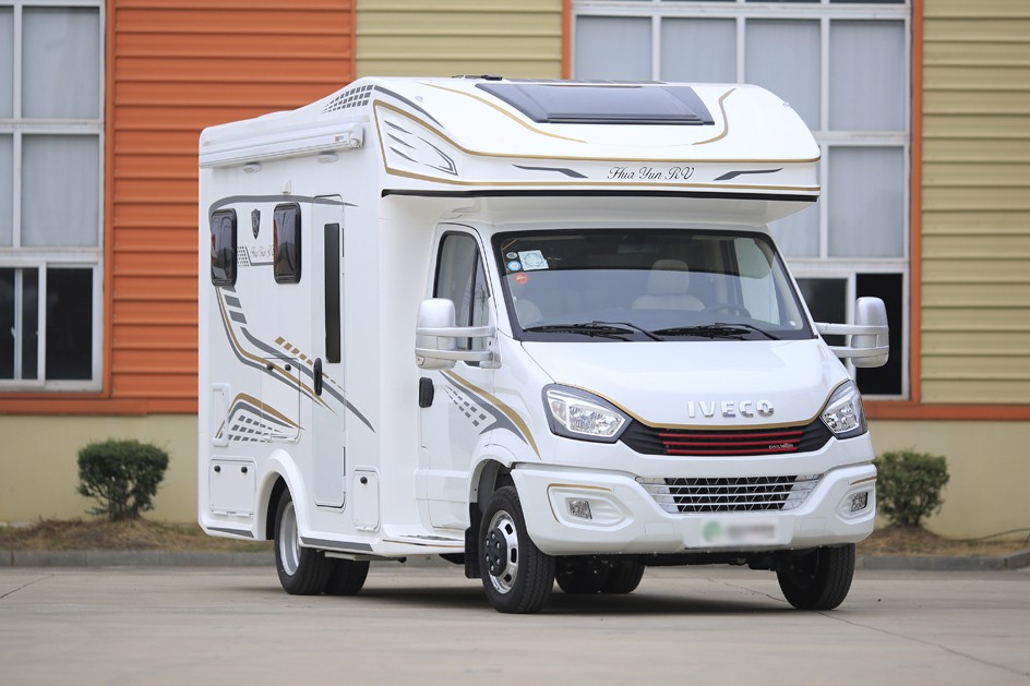 飞翔房车2.2t柴油版小额头房车,花费1w改造小房车