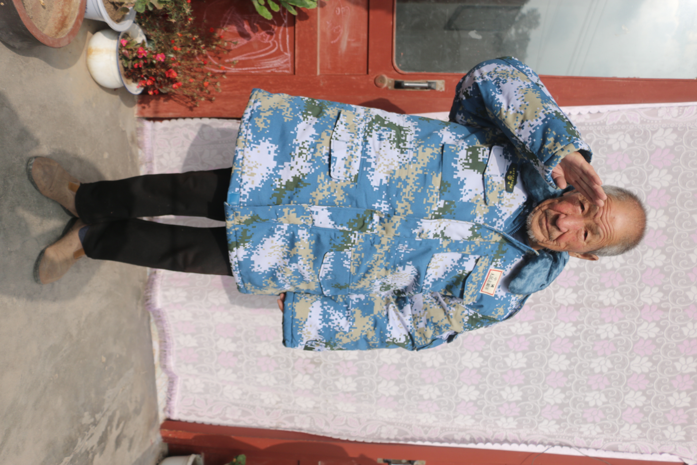 专为退伍战友定制服装,为志愿军老兵做军服