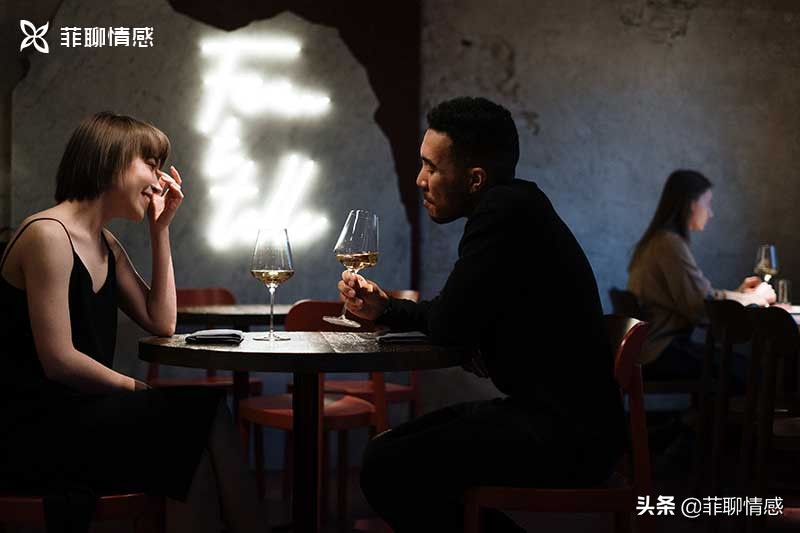 两个人在一起很尴尬没话题怎么办,两个人一起沟通不了怎么办