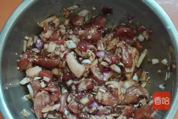 爱吃烤肉的快收藏,教你在家做,味香肉嫩,吃起来特别解馋