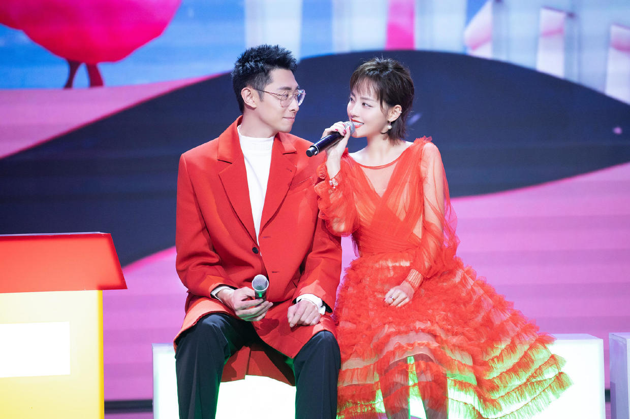 张嘉倪穿一字肩蓬蓬裙,张嘉倪抹胸裙造型