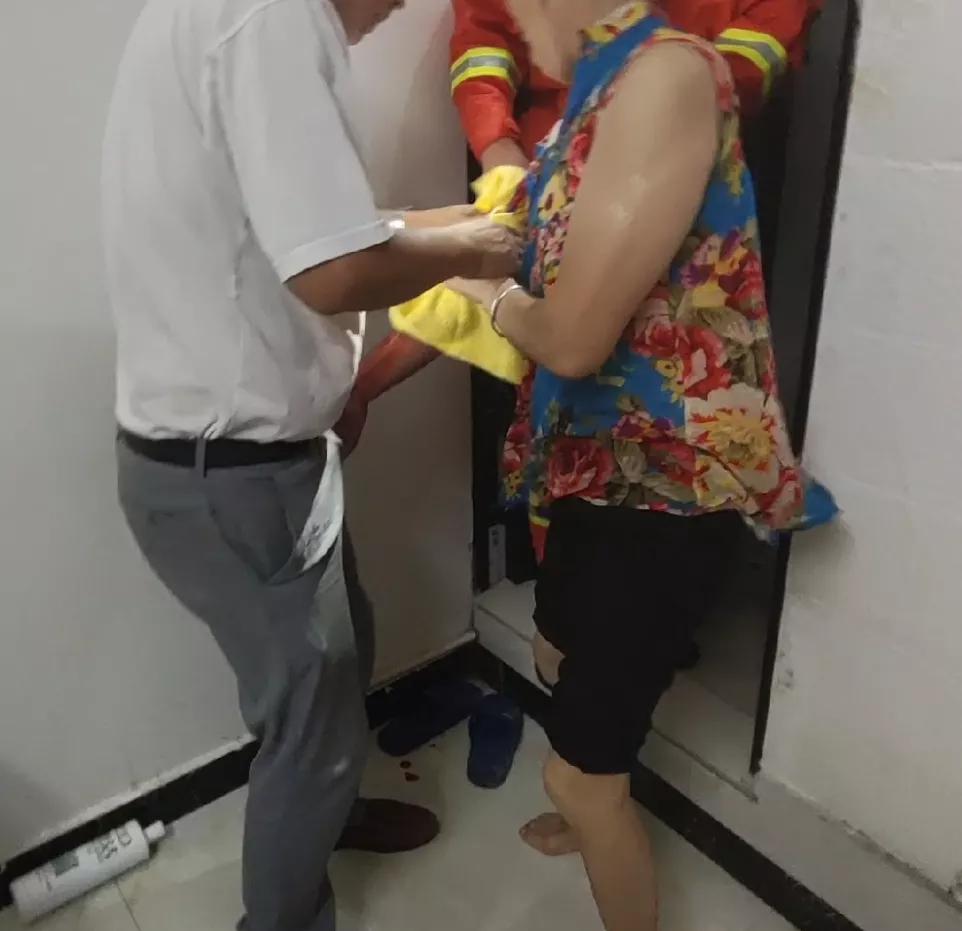 8旬老人独居手卡便池,老人为捡毛巾手卡进便池