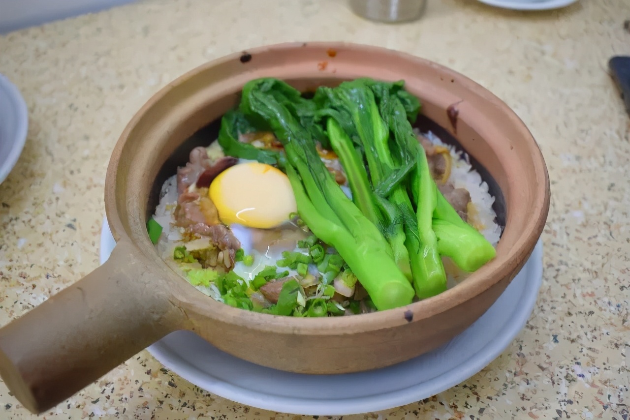 在广东万物皆可煲仔饭,万物皆可煲的煲仔饭