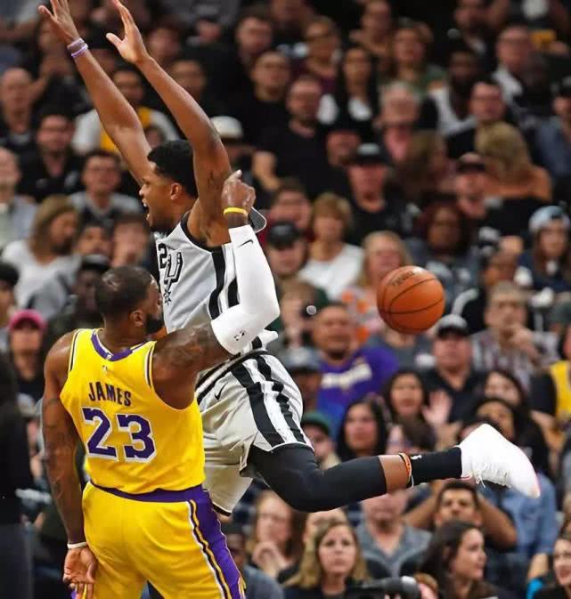 伦纳德对雄鹿第三战,西决第三场伦纳德