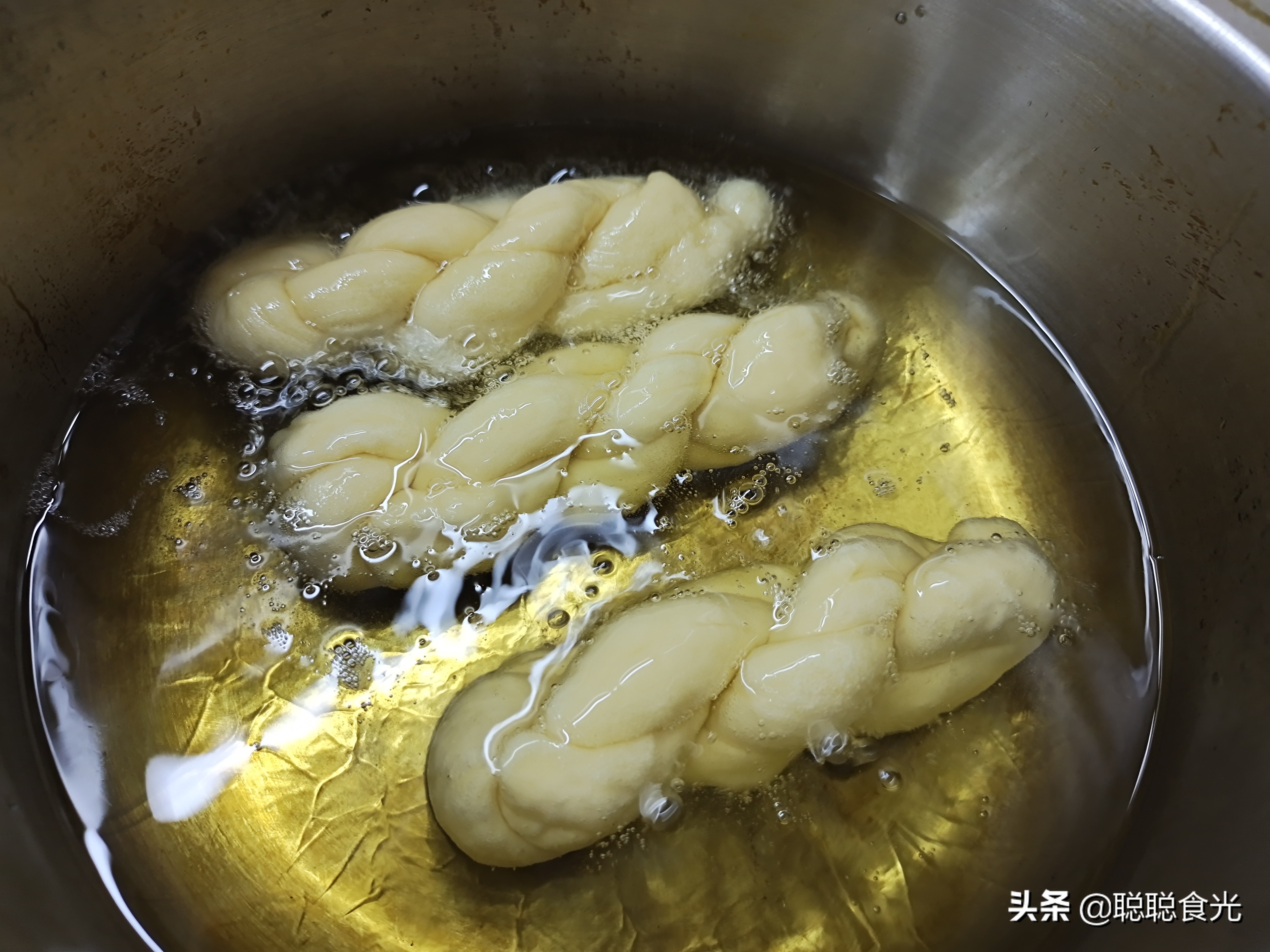 炸麻花可以用蜂蜜吗,过年小零食炸麻花做法