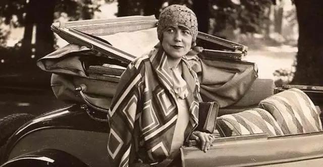 她亲眼看着自己的画作挂进卢浮宫，这位“时尚先锋”不输香奈儿