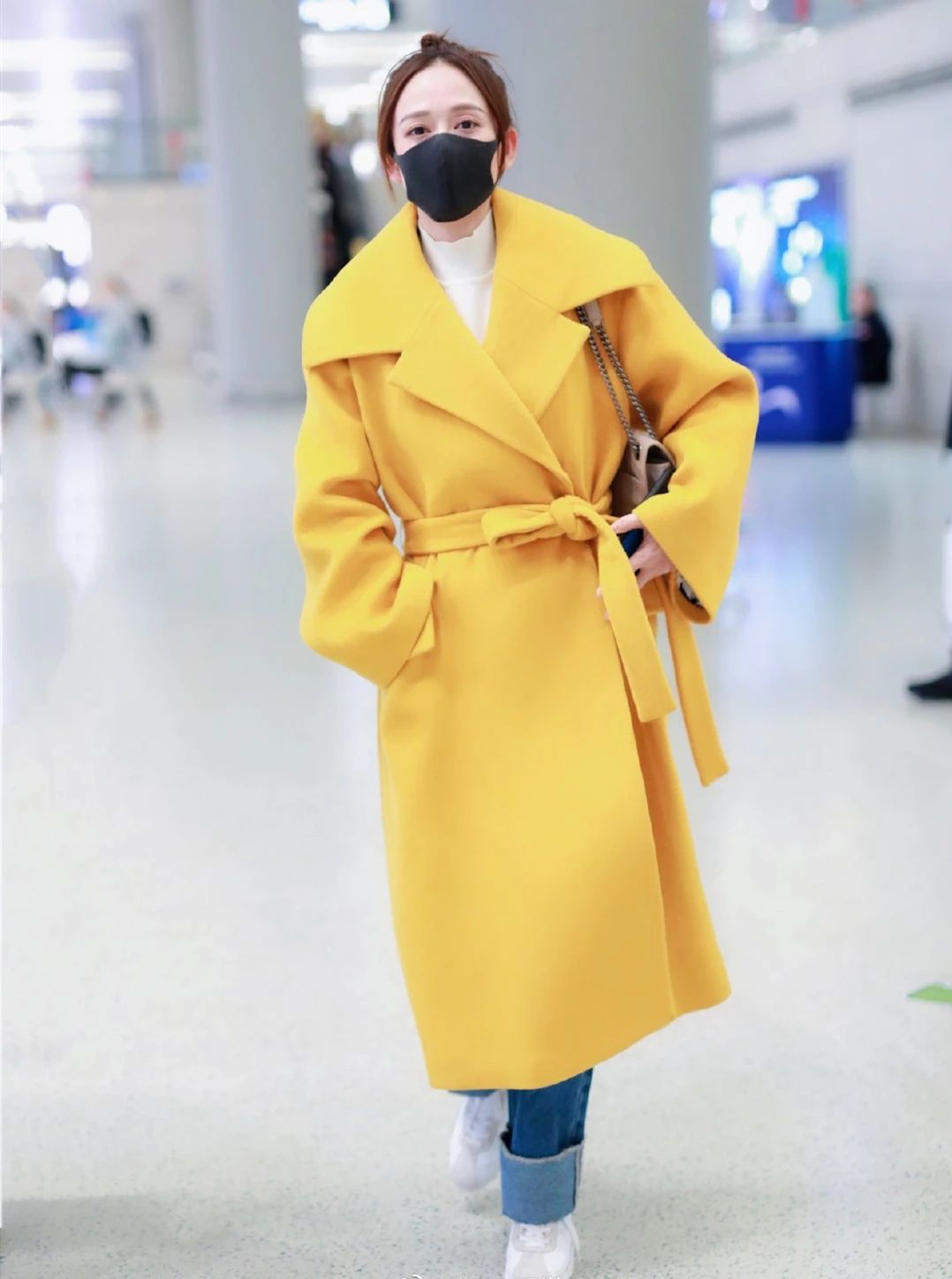 聪明女人秋冬季节也少不了腰带，外穿内搭都可以，明星都喜欢