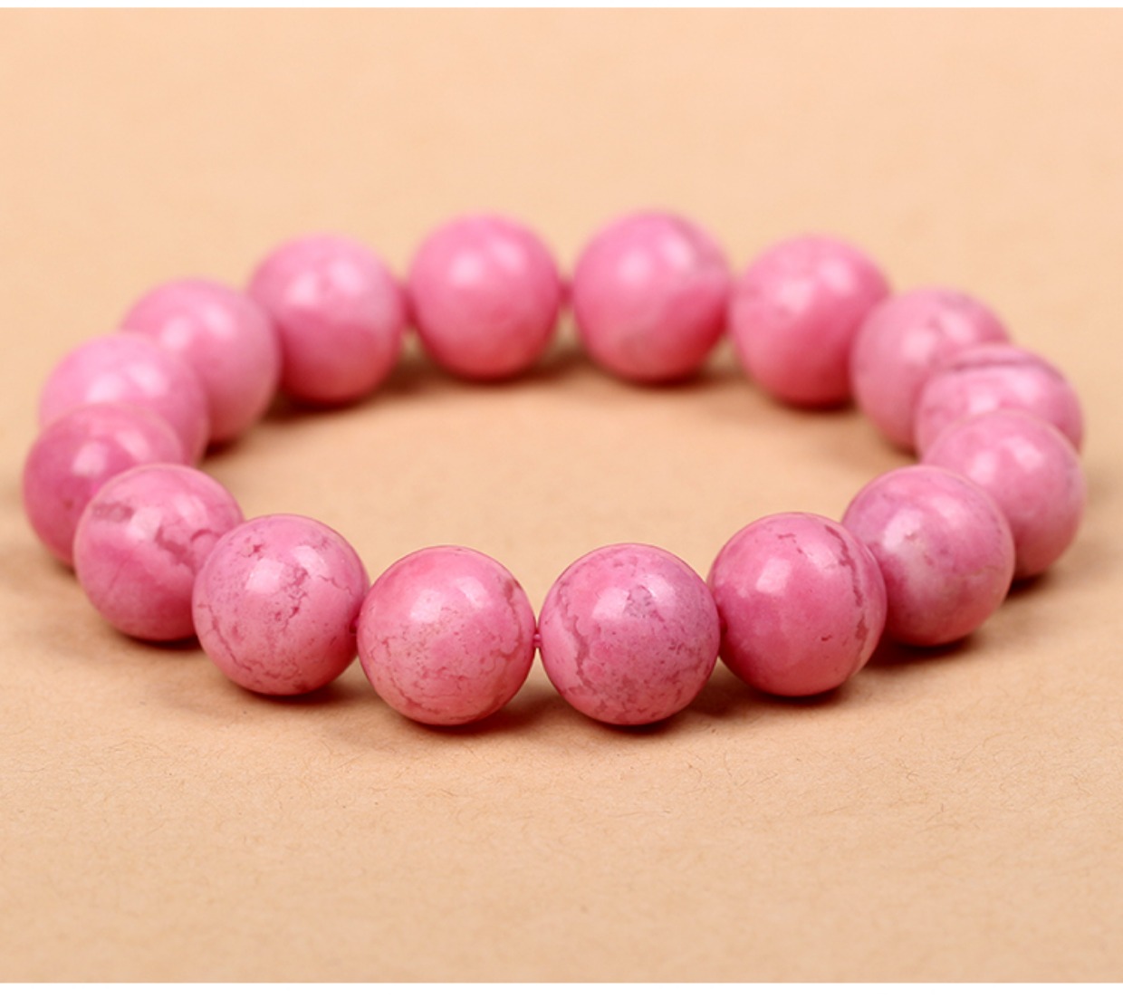 像午餐肉的宝石你没见过，却被梵克雅宝选中，粉嘟嘟的样子真讨喜