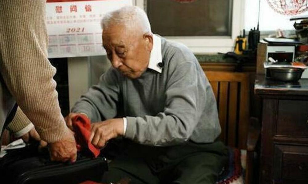 山东一老汉持有双枪七十多年,96岁山东老汉持双枪