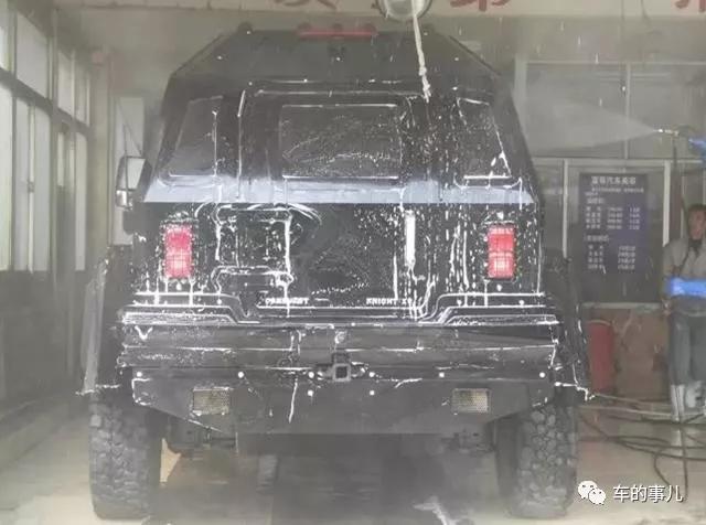 1500万的骑士十五世去洗车,洗车工直摇头:装甲车我们洗不了