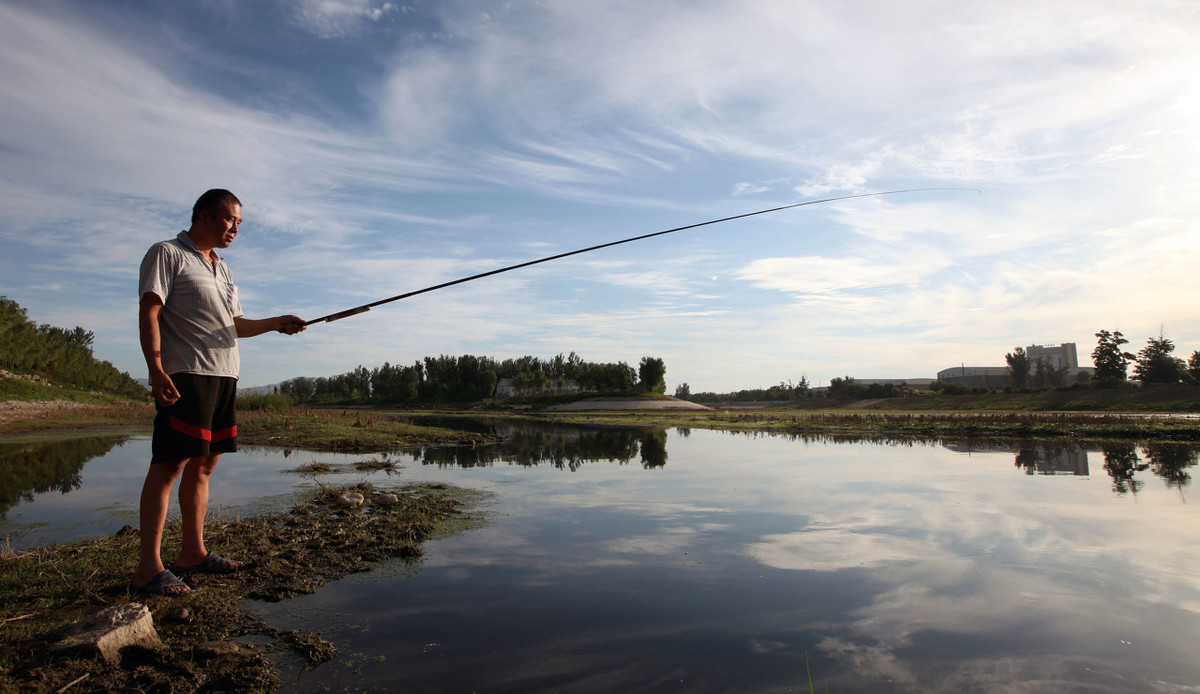 鱼竿扛把子,黑棍鱼竿为什么坑坑洼洼的