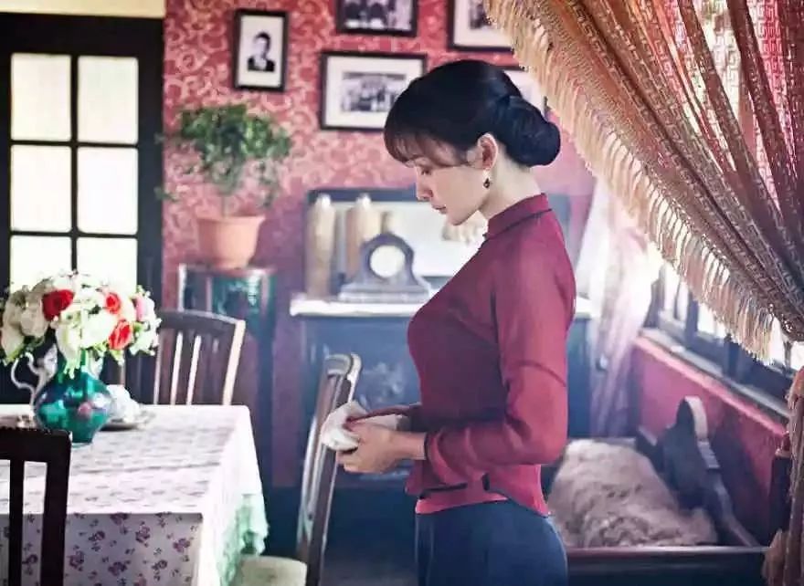 曾自嘲“借胸上位”，39岁的她终于等到了这部爆款《受益人》