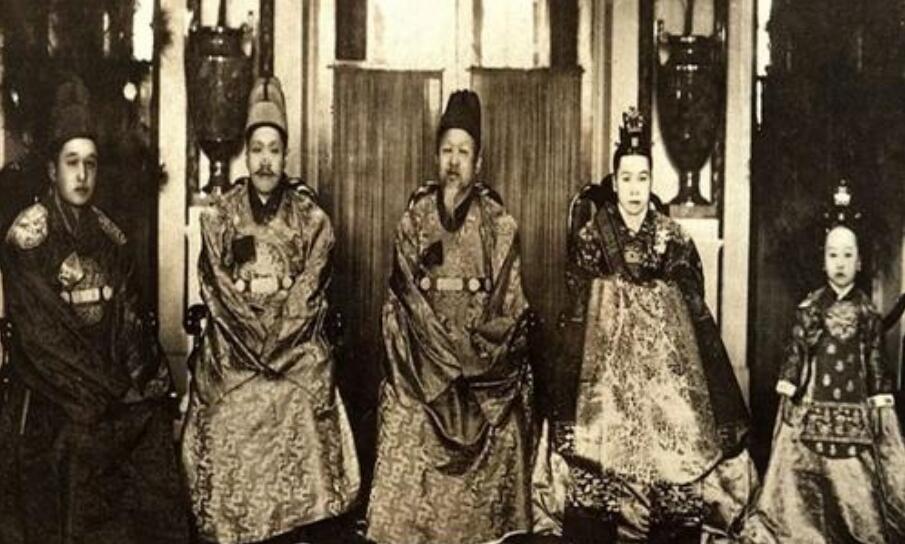 1901年美国吞并菲律宾：飞猎滨捧时著，中国同是伤心人译