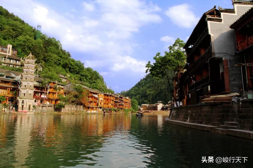 中国最美丽的小城,历经沧桑翘檐如翼的吊脚楼,缓缓流淌的沱江