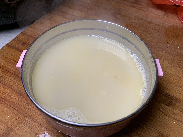 炖鲫鱼汤到底用冷水还是热水,炖鲫鱼汤里面加什么最好