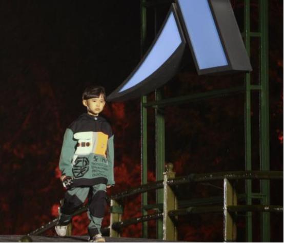 易烊千玺弟弟走秀完整版,易烊千玺弟弟走秀视频