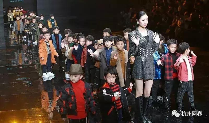 超百图再现2018年服装圈内那三十道靓丽风景……