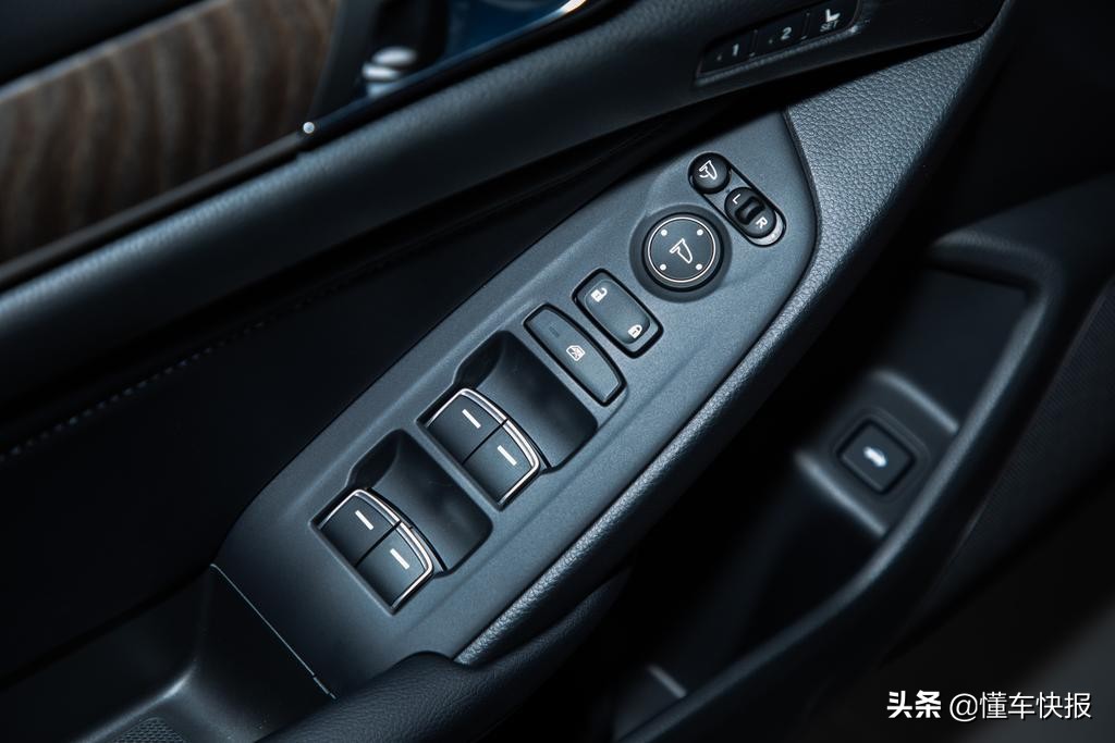 本田雅阁和日产天籁2.0t对比测试,天籁2.0t和雅阁混动怎么选