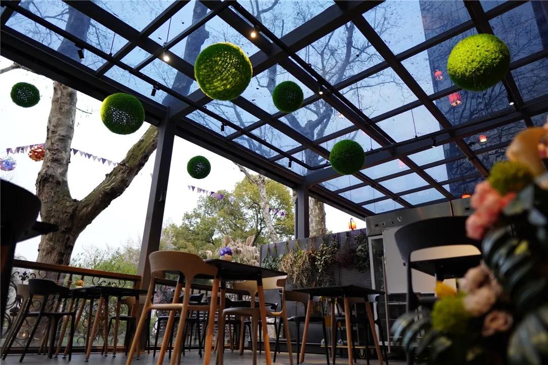 从10平方米的楼梯间花店，到130平方米的花园花店，为何她俩做得这么火？