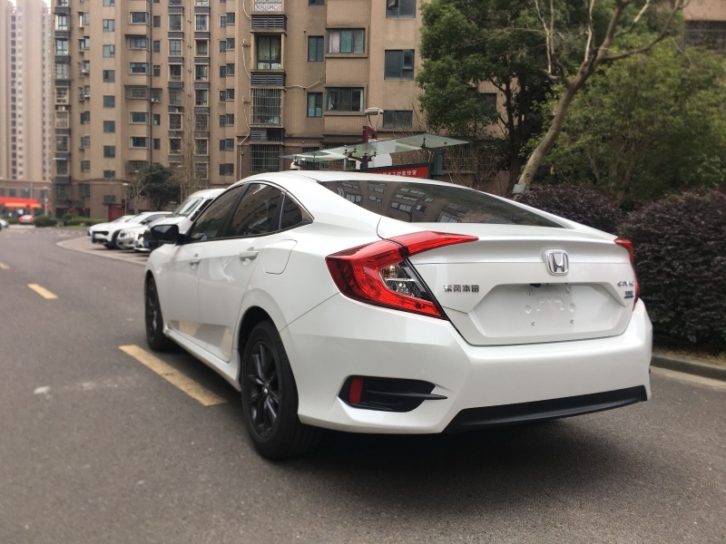 本田思域白色款,本田思域白色车漆蹭了怎么修复