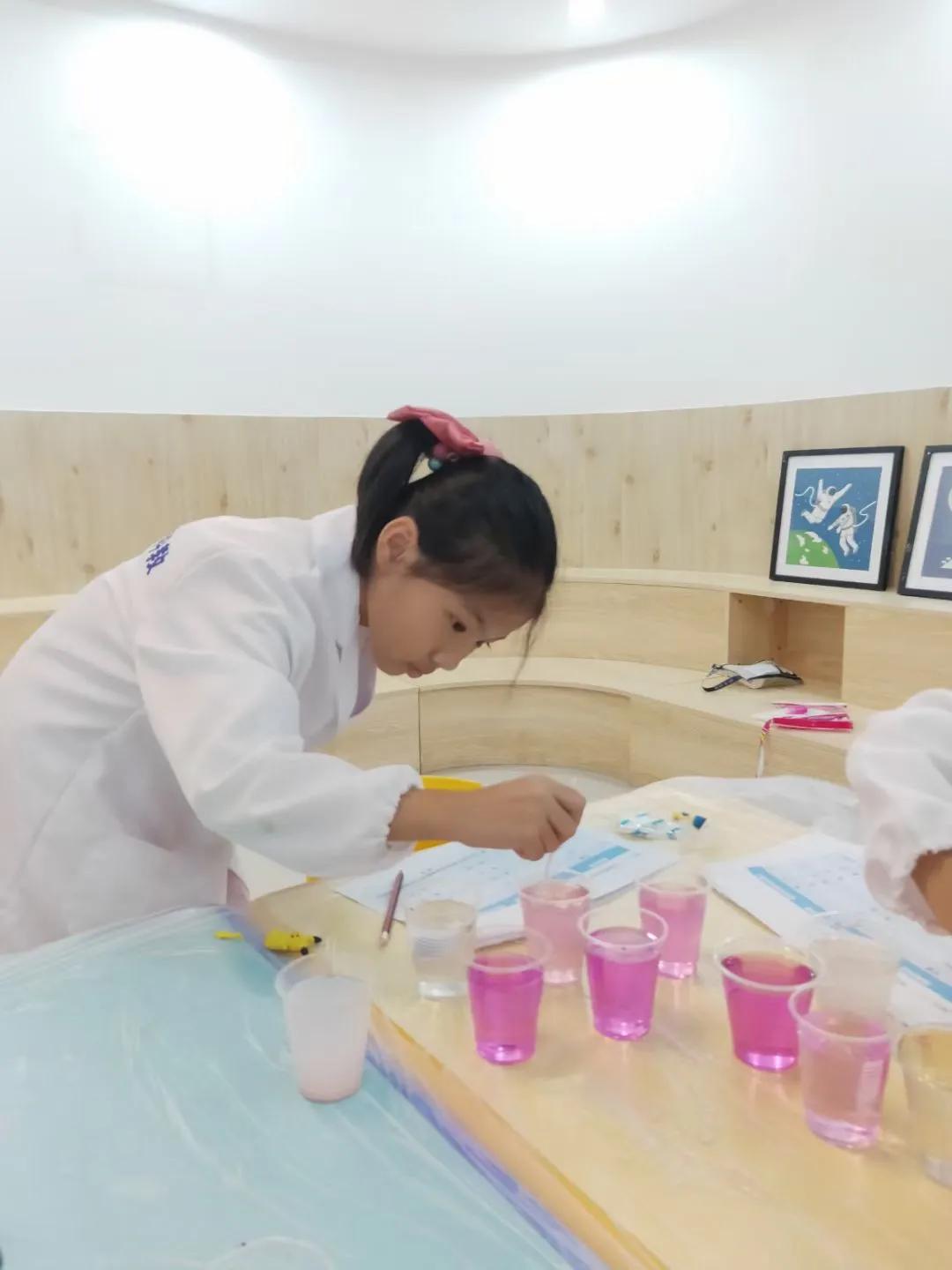 维生素C能使有色溶液还原成透明？这是为什么？