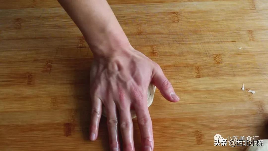 美味营养早餐“手抓饼”终于可以在家做了，按照方法操作特别简单