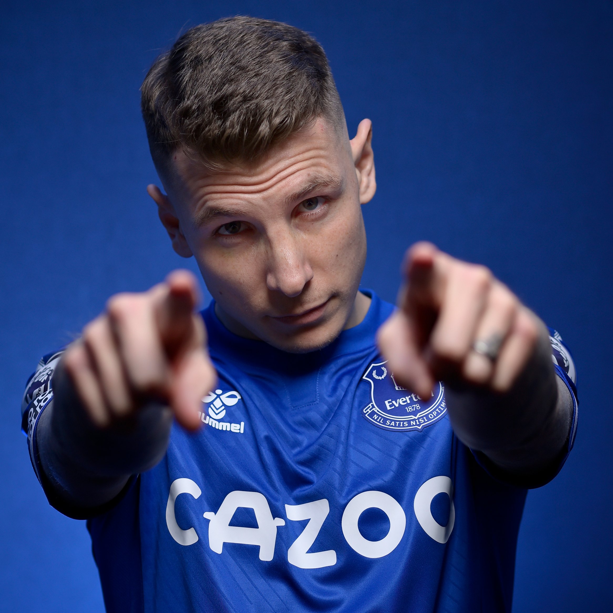 官方切尔西签下曼城前锋斯特林,官方利兹联签下雷恩边锋拉菲尼亚