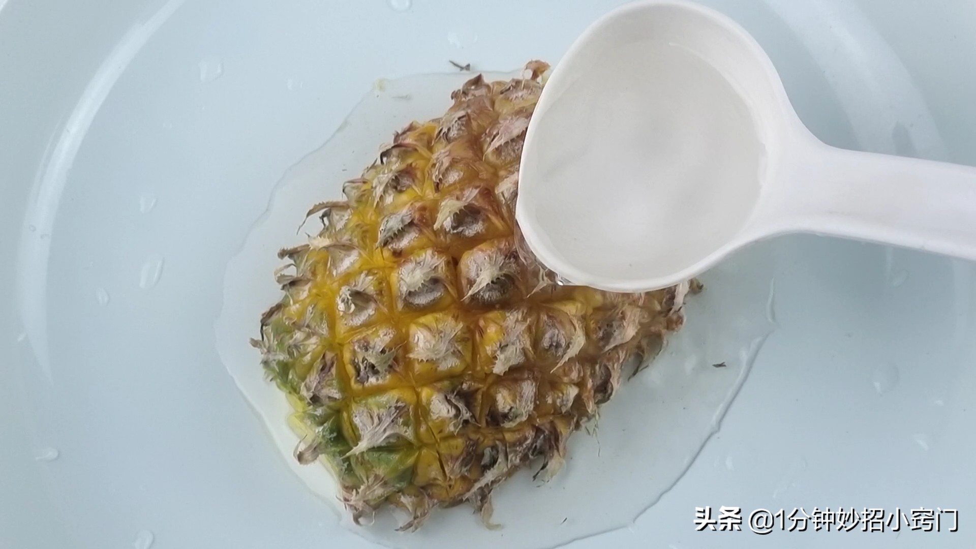 菠萝该怎么切不脏手,切菠萝不削皮的小窍门