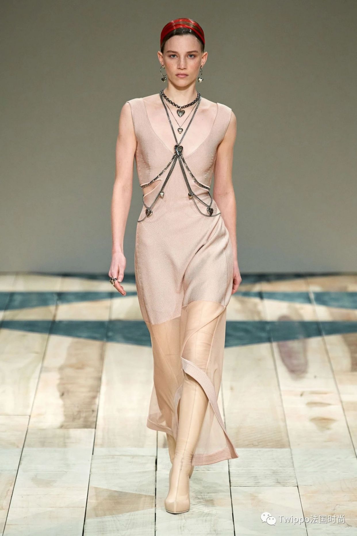 2020秋冬巴黎时装周givenchy秀场 (jacquemus 2020巴黎时装周秀场)