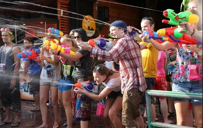 泰国芭提雅好莱坞酒吧泼水节活动,凯哥旅游团在泰国芭提雅泼水节