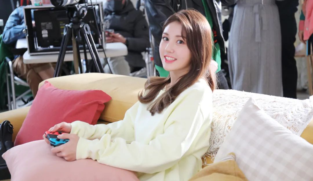 「人间芭比」爆火TikTok！酷爱电玩还是女鞋头？查收你们的新老婆