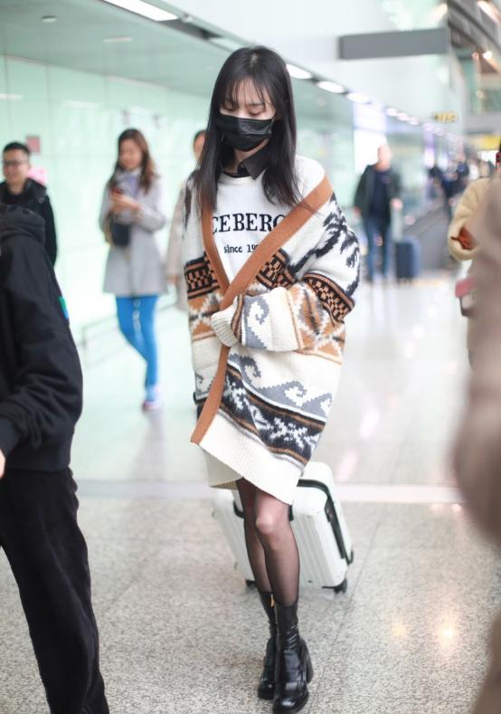 冬天带帽中长款针织开衫怎么搭配,针织开衫保暖又好穿女人味十足